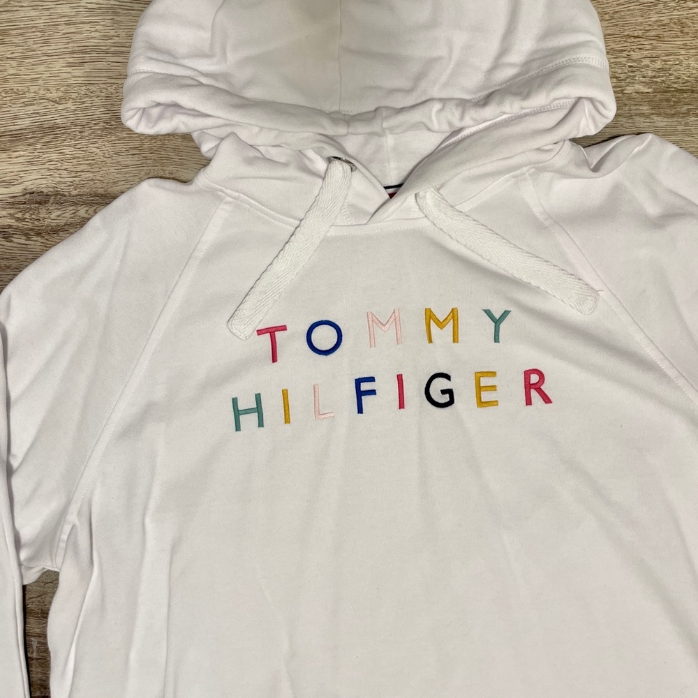 Tommy Hilfiger Embroidered Raglan-Sleeve Hoodie - White / Rainbow Lettering - L - Picture 3 of 4